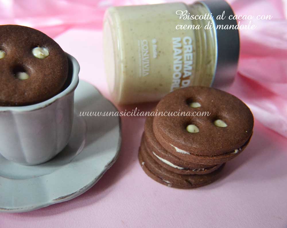 Biscotti al cacao con crema di mandorle Biscotti al cacao con crema di mandorle