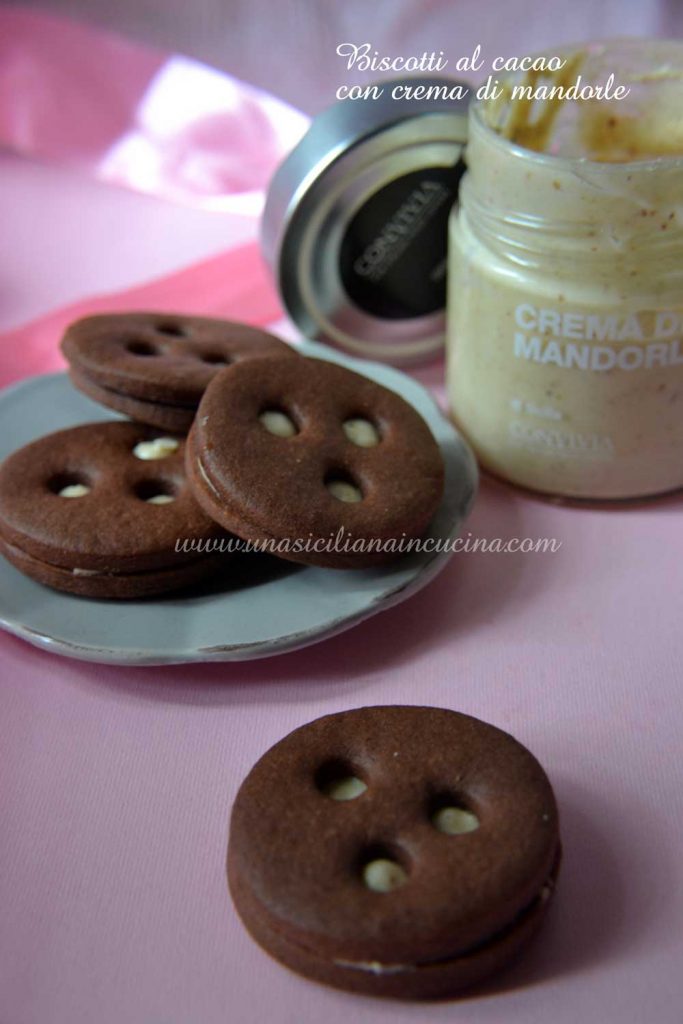 Biscotti al cacao con crema di mandorle Biscotti al cacao con crema di mandorle
