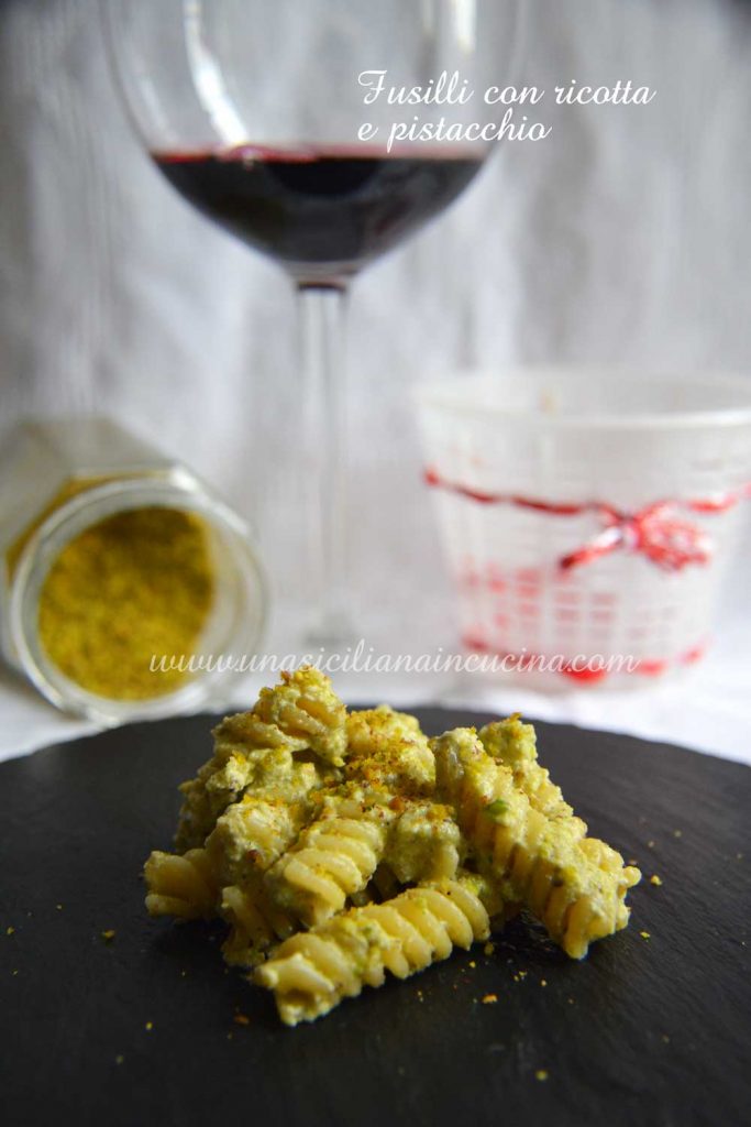 Fusilli-con-ricotta-e-pistacchio