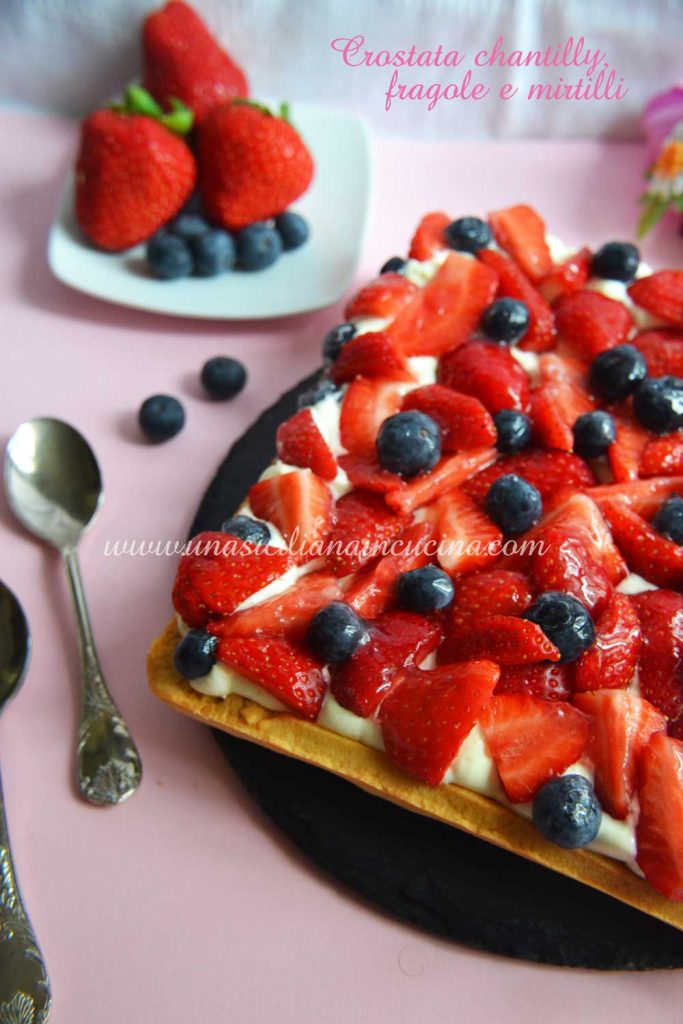 Crostata chantilly fragole e mirtilli Crostata chantilly fragole e mirtilli