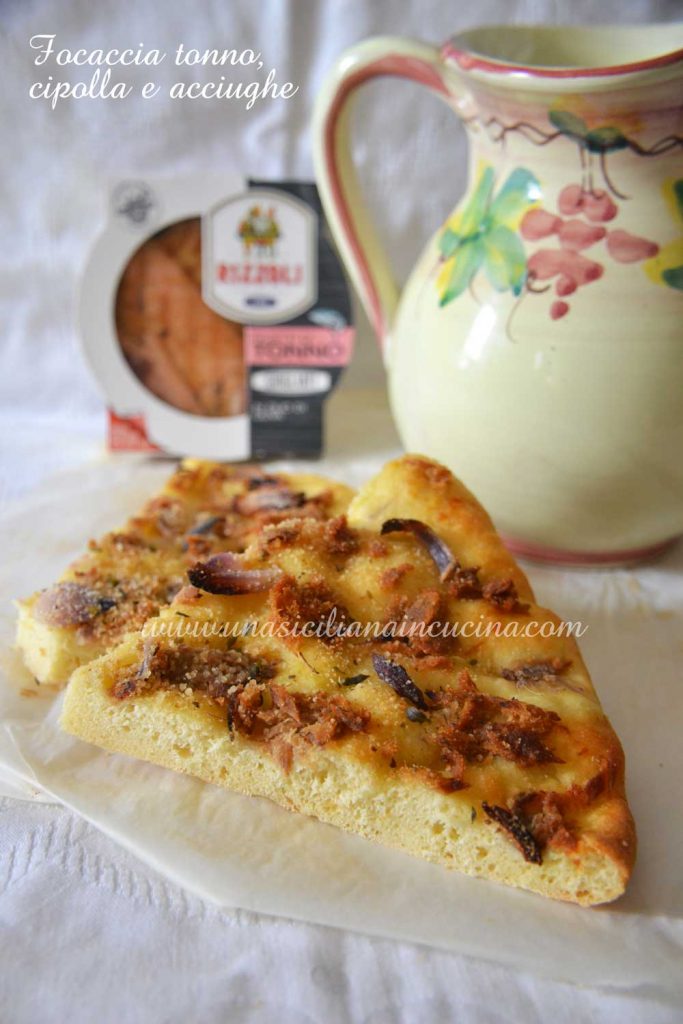 Focaccia tonno cipolla acciughe Focaccia tonno cipolla acciughe
