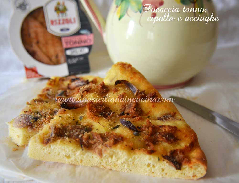 Focaccia tonno cipolla acciughe Focaccia tonno cipolla acciughe