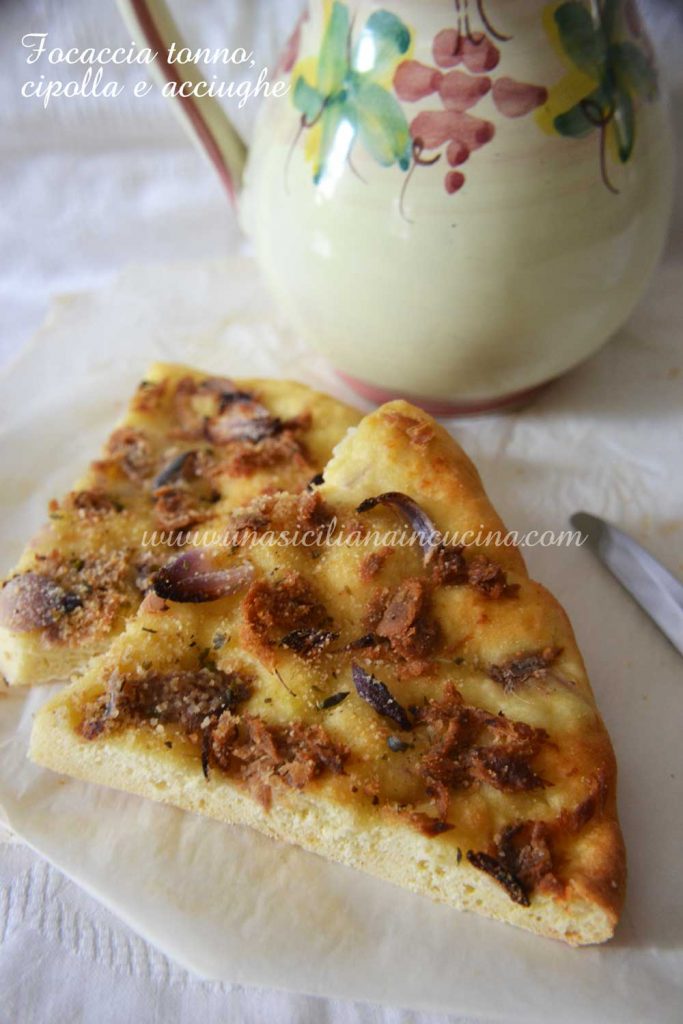Focaccia tonno cipolla acciughe