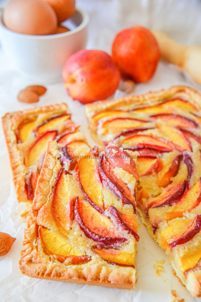 Crostata con crema frangipane e pesche Crostata con crema frangipane e pesche
