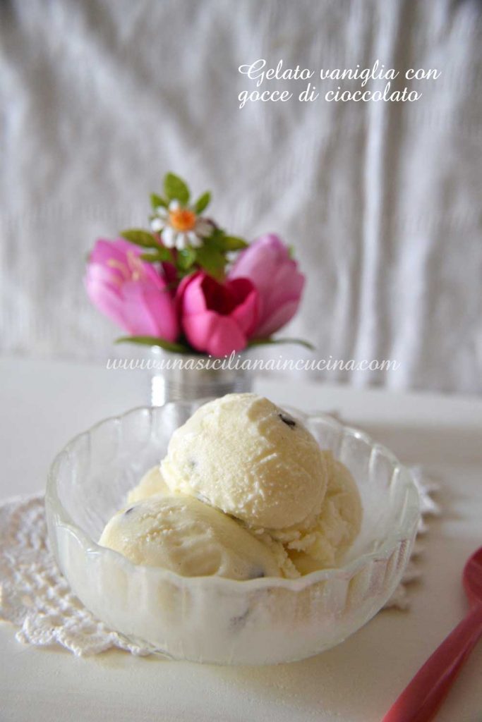 Gelato vaniglia con gocce di cioccolato Gelato vaniglia con gocce di cioccolato