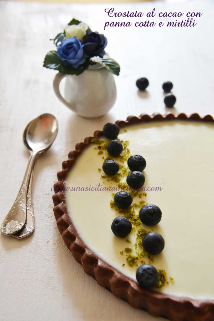 Crostata al cacao panna cotta e mirtilli