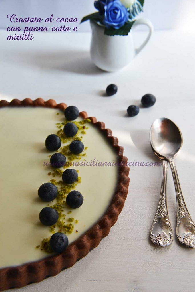 Crostata al cacao panna cotta e mirtilli