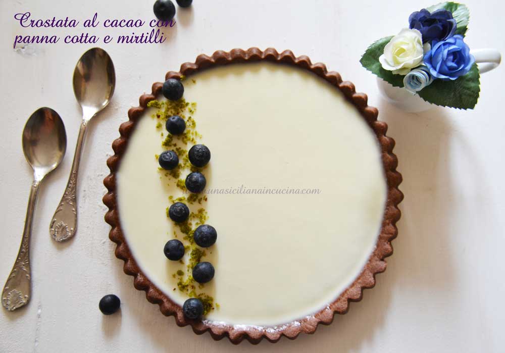 Crostata al cacao panna cotta e mirtilli