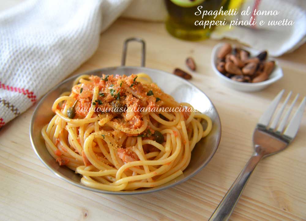Spaghetti al tonno capperi pinoli e uvetta Spaghetti al tonno capperi pinoli e uvetta