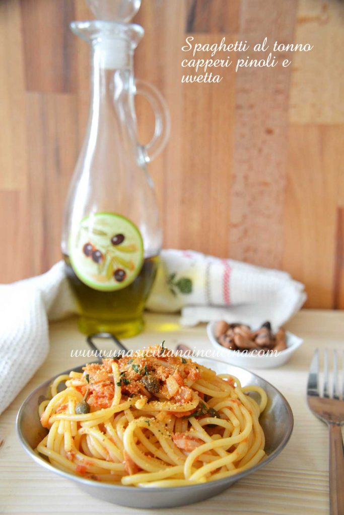 Spaghetti al tonno capperi pinoli e uvetta