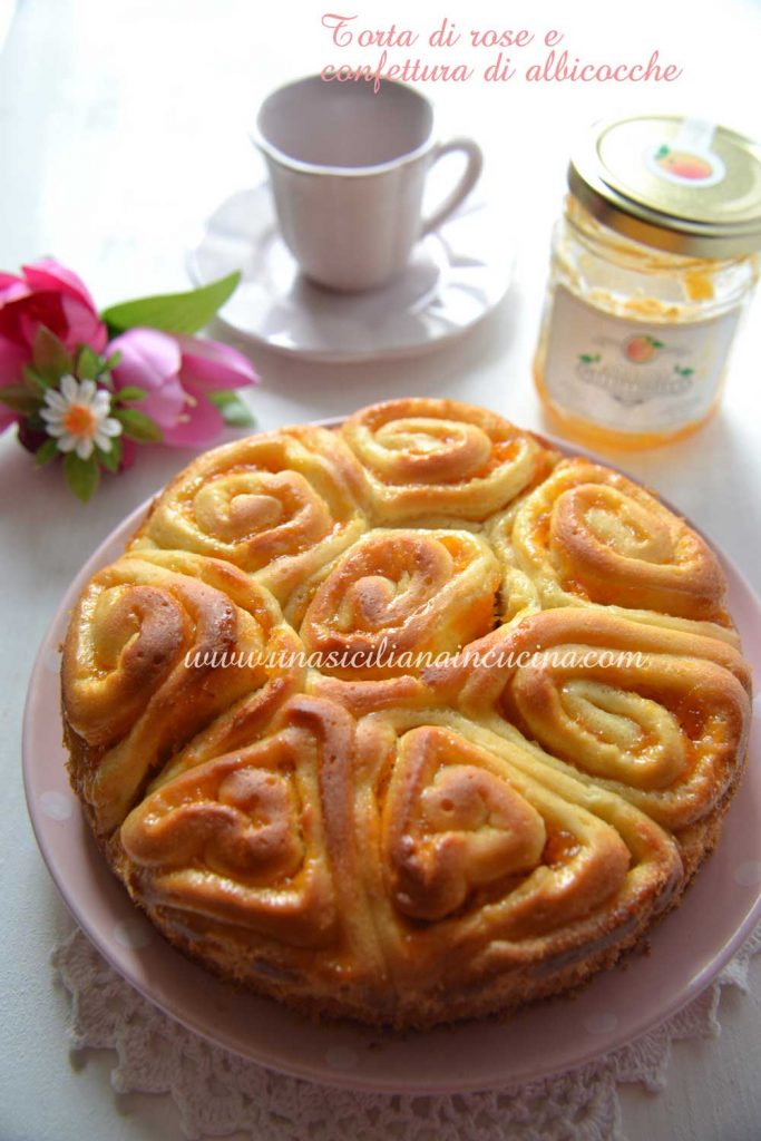 Torta di rose con confettura di albicocche