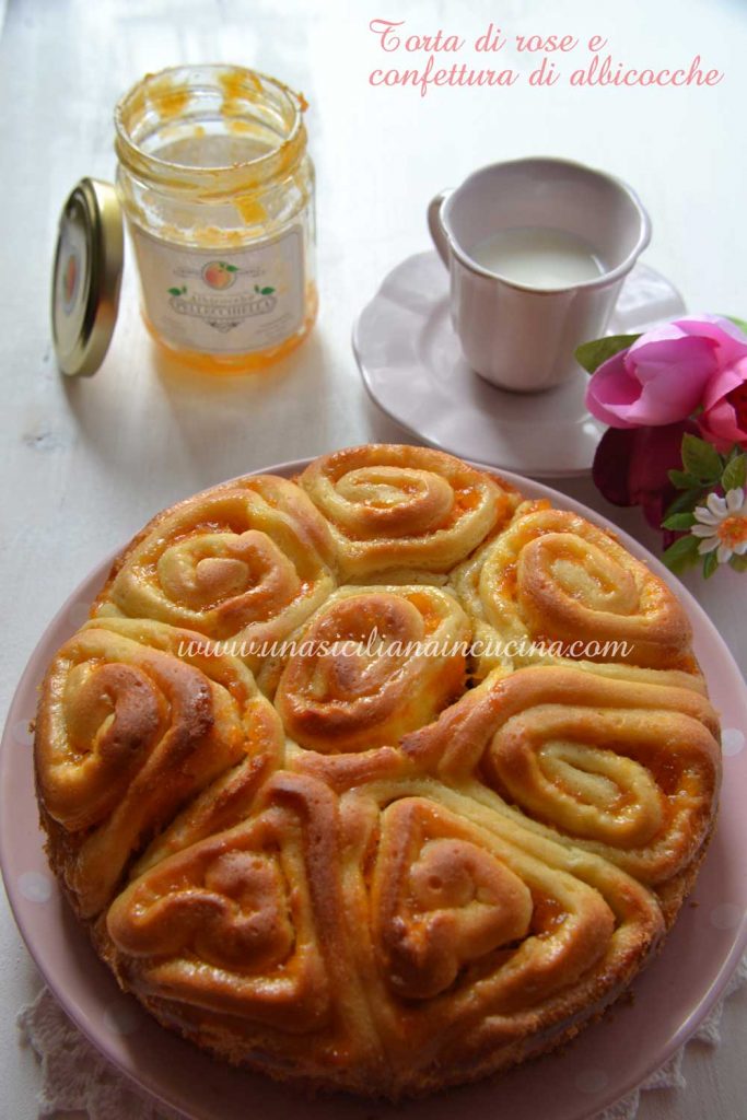 Torta di rose con confettura di albicocche