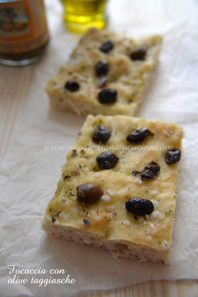 Focaccia con olive taggiasche Focaccia con olive taggiasche