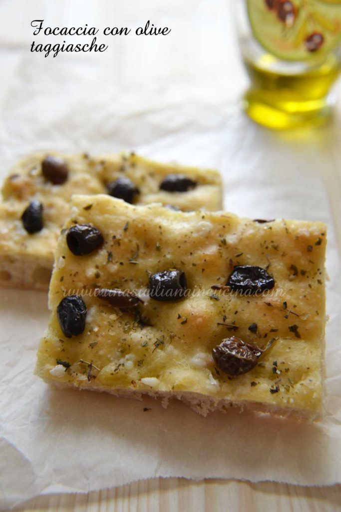 Focaccia con olive taggiasche Focaccia con olive taggiasche