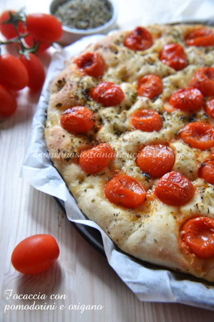 Focaccia con pomodorini e origano