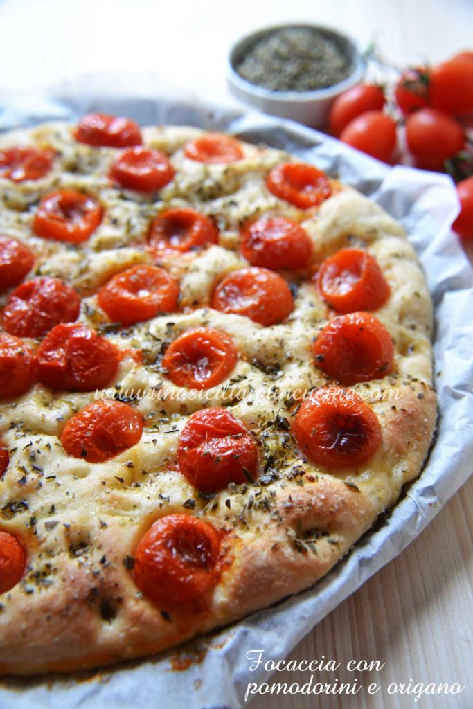Focaccia con pomodorini e origano