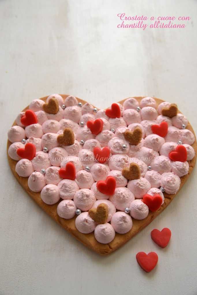 Crostata a cuore con chantilly italiana Crostata a cuore con chantilly italiana