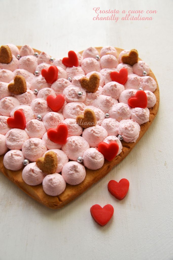 Crostata a cuore con chantilly italiana Crostata a cuore con chantilly italiana