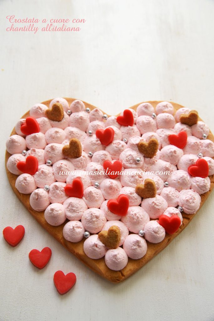Crostata a cuore con chantilly italiana Crostata a cuore con chantilly italiana