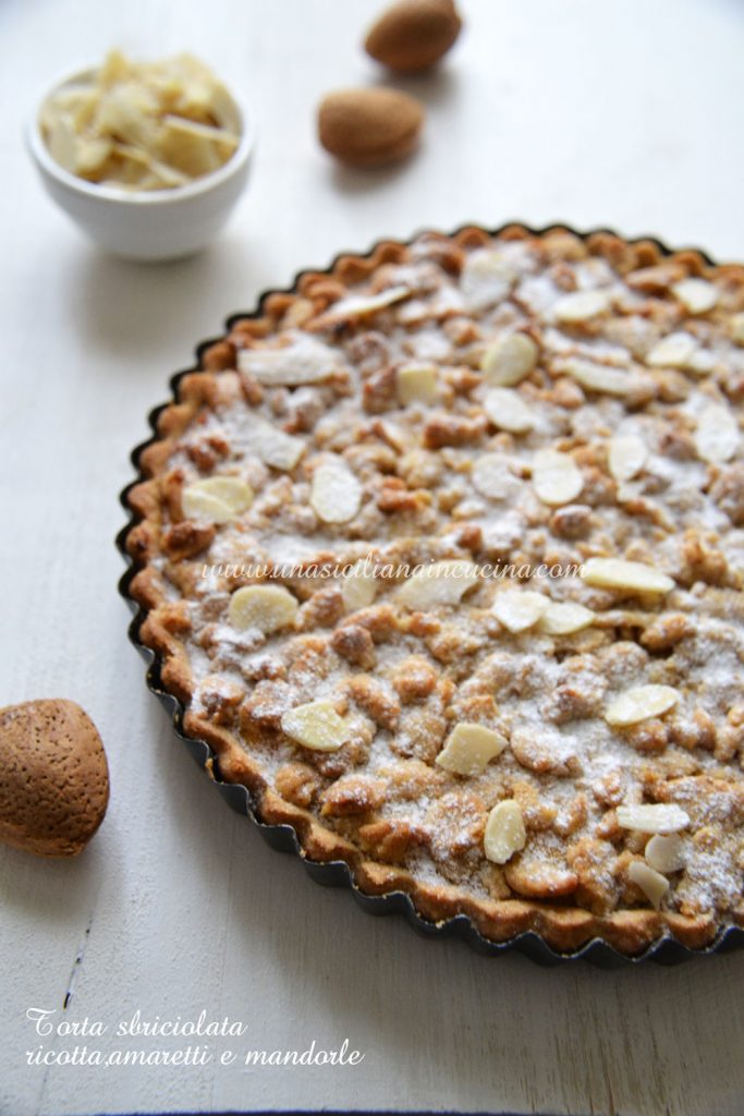 Torta sbriciolata ricotta amaretti e mandorle