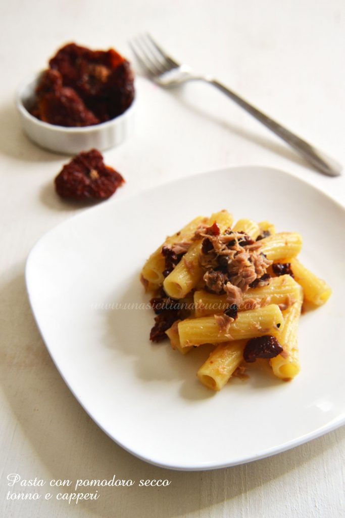 Pasta con pomodoro secco tonno e capperi 