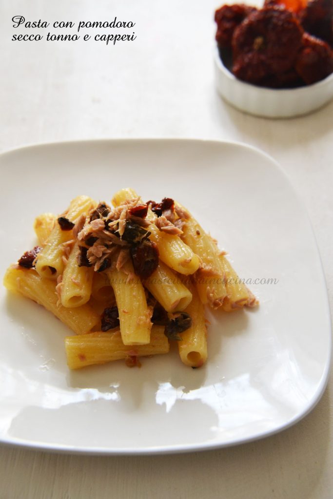 Pasta con pomodoro secco tonno e capperi 