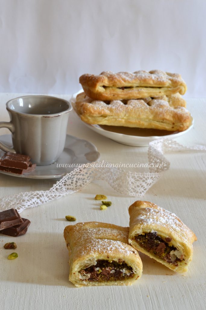 Sfogliatine ai pistacchi e cioccolato