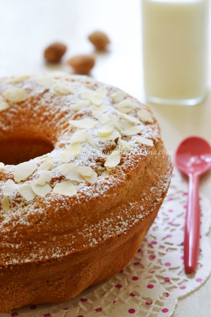 Ciambella al latte di mandorla