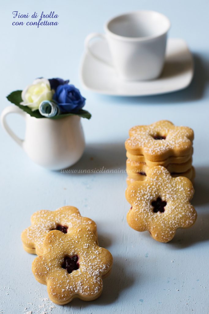 Biscotti fiori di frolla con confettura