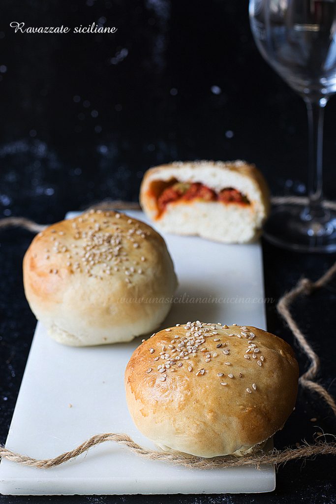 Ravazzate siciliane con ragù e piselli Ravazzate siciliane con ragù e piselli