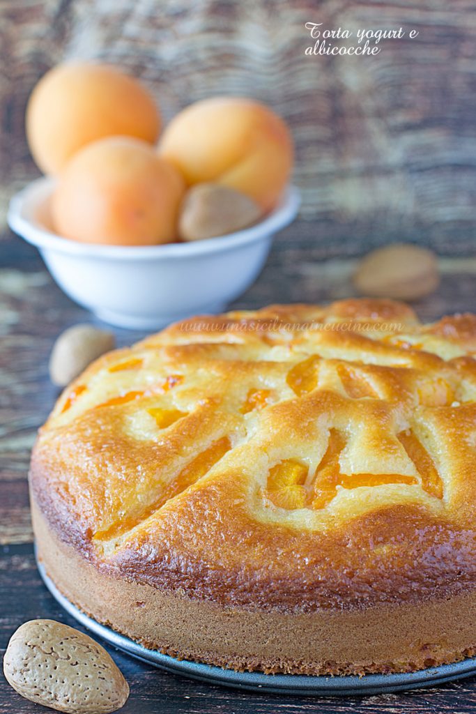 Torta allo yogurt albicocche e mandorle