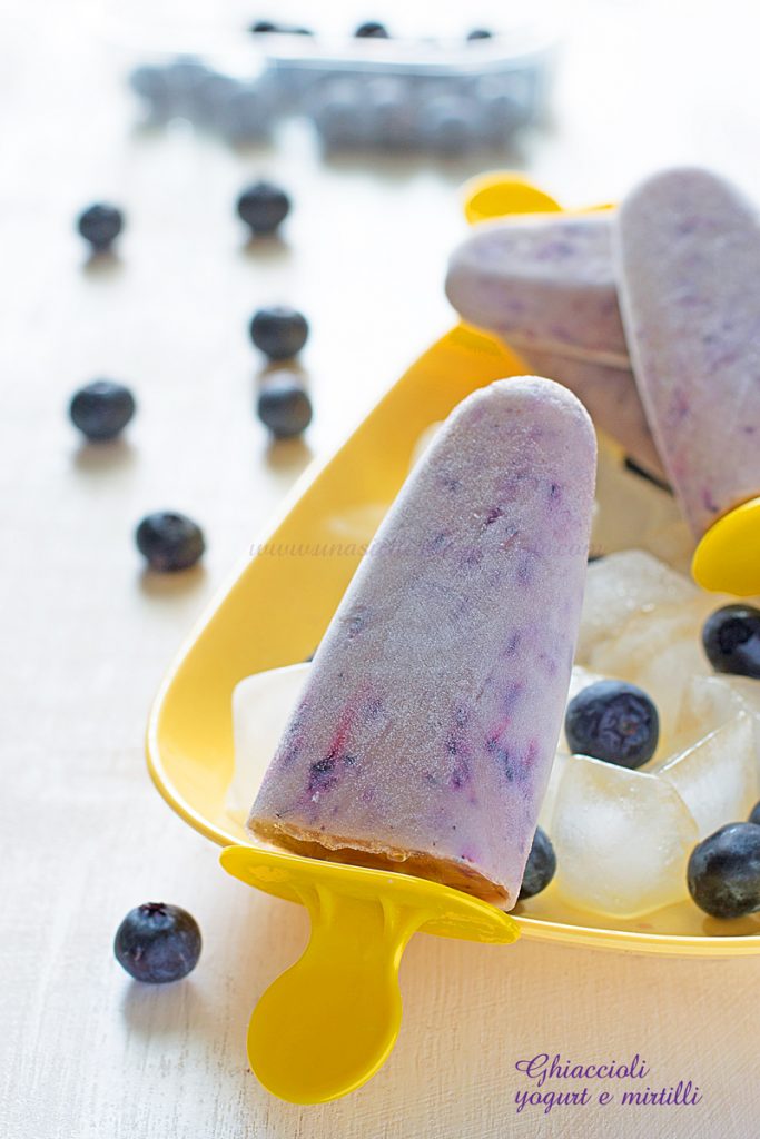 Ghiaccioli yogurt e mirtilli