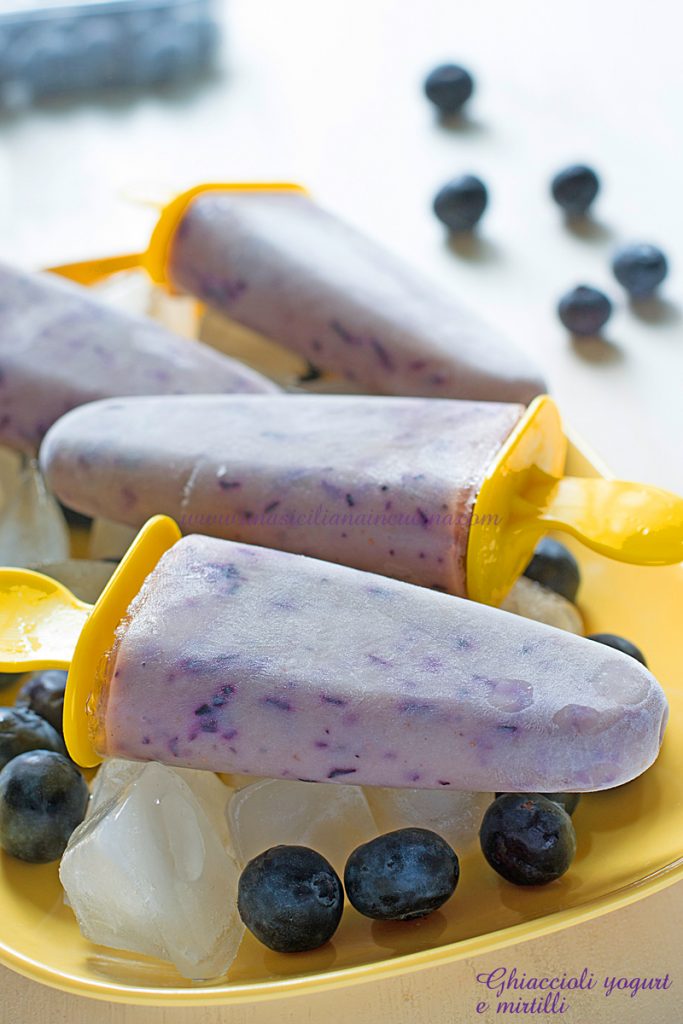 Ghiaccioli yogurt e mirtilli