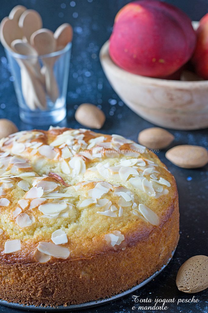 Torta yogurt mandorle e pesche