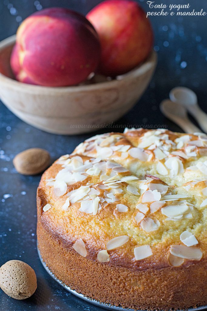 Torta yogurt mandorle e pesche