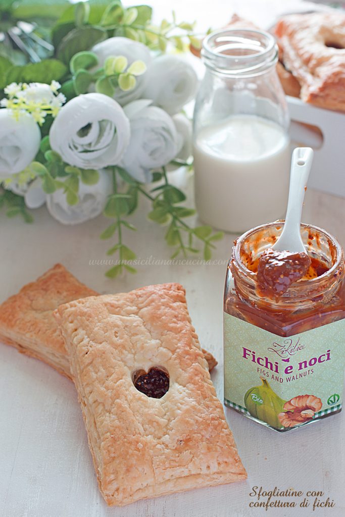 Sfogliatine con confettura di fichi una croccante sfoglia con all'interno della golosa confettura di fichi e noci Zikilia. Io li ho preparati stamattina in pochissimi minuti, mi sono alzata presto come sempre