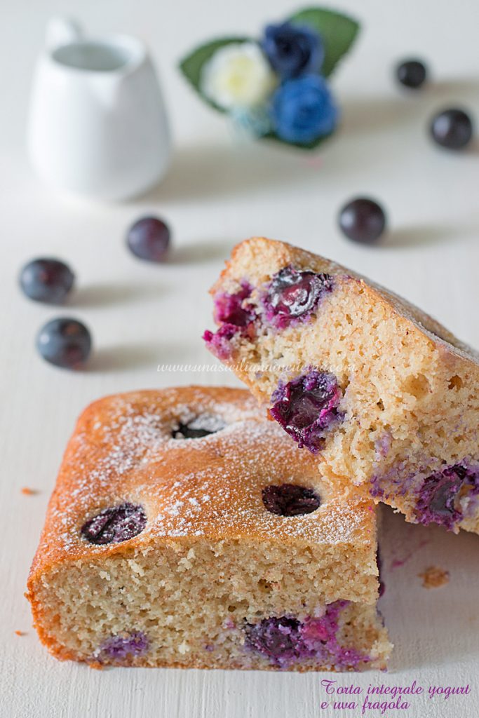 Torta integrale yogurt e uva fragola
