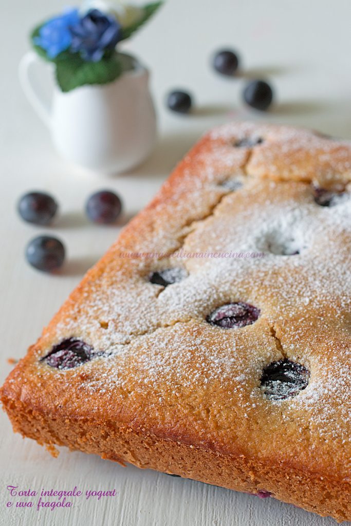 Torta integrale yogurt e uva fragola