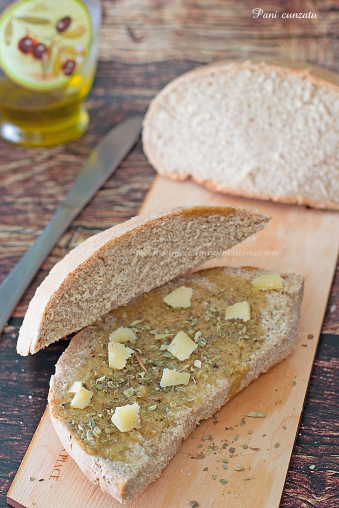 Pane cunzatu con caciocavallo e origano Pane cunzatu con caciocavallo e origano