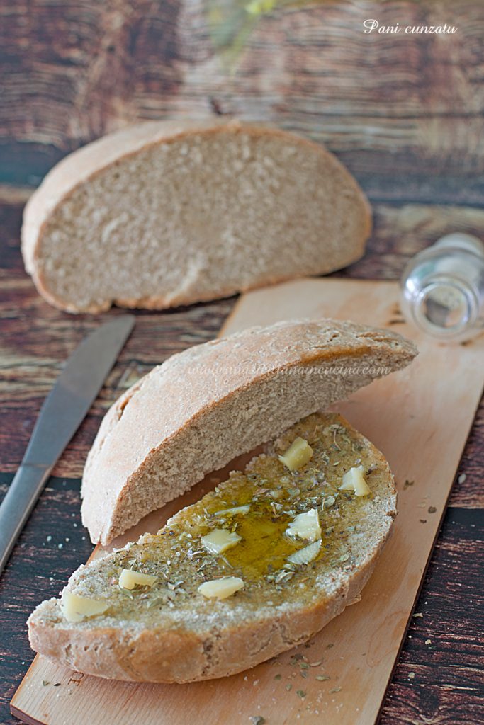 Pane cunzatu con caciocavallo e origano Pane cunzatu con caciocavallo e origano