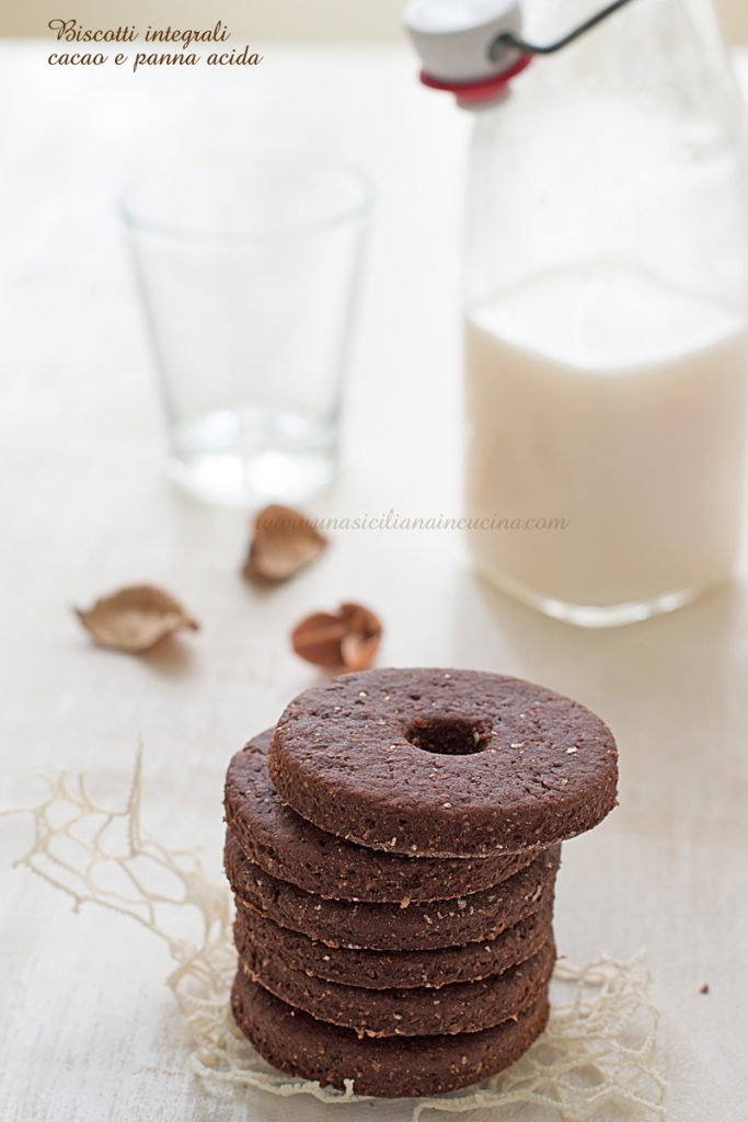 Biscotti integrali cacao e panna acida
