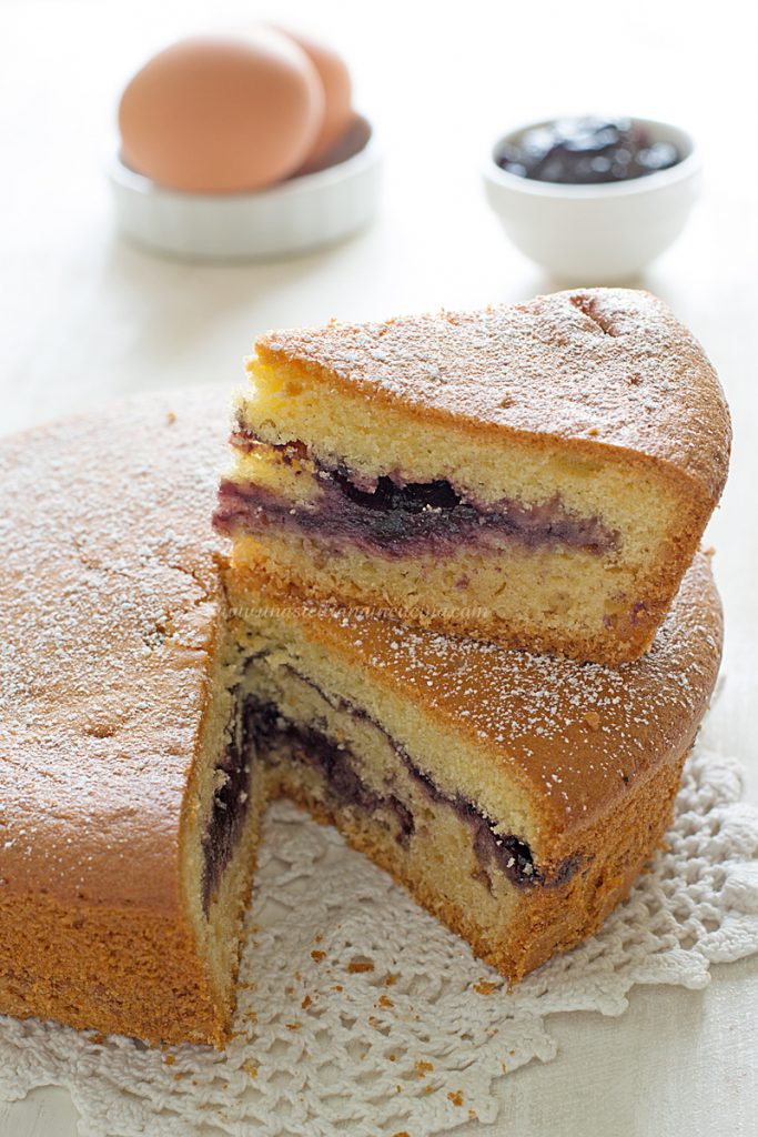 Torta versata con confettura di mirtilli Torta versata con confettura di mirtilli